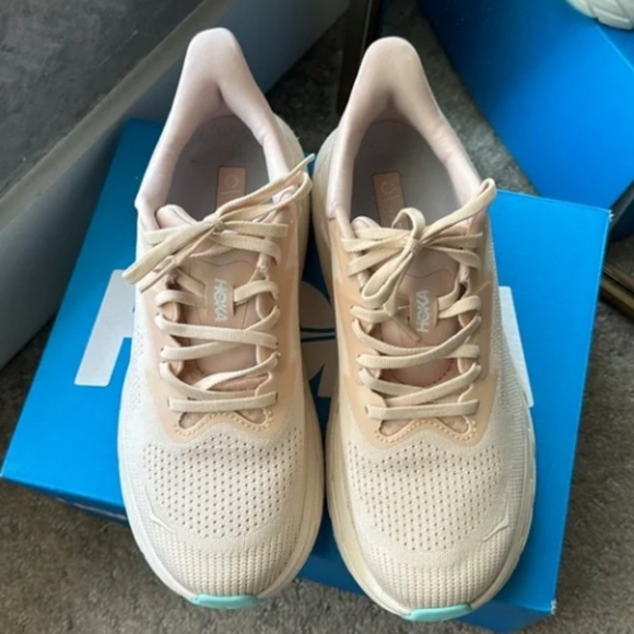 HOKA Women's Arahi 7 Running Shoes, Vanilla Cream Color, Sporty, Althenic - Picture 2 of 4